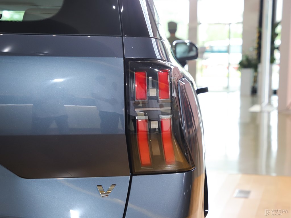 海熒灰AION V車(chē)尾外觀圖片