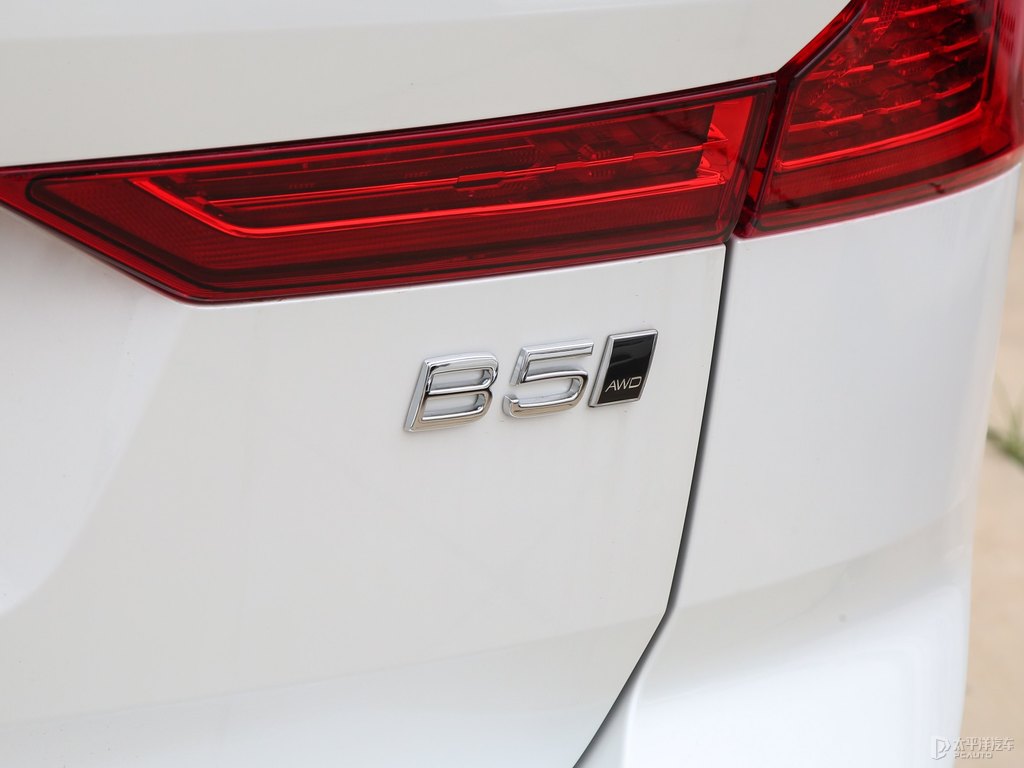 水晶白沃爾沃XC60車尾外觀圖片