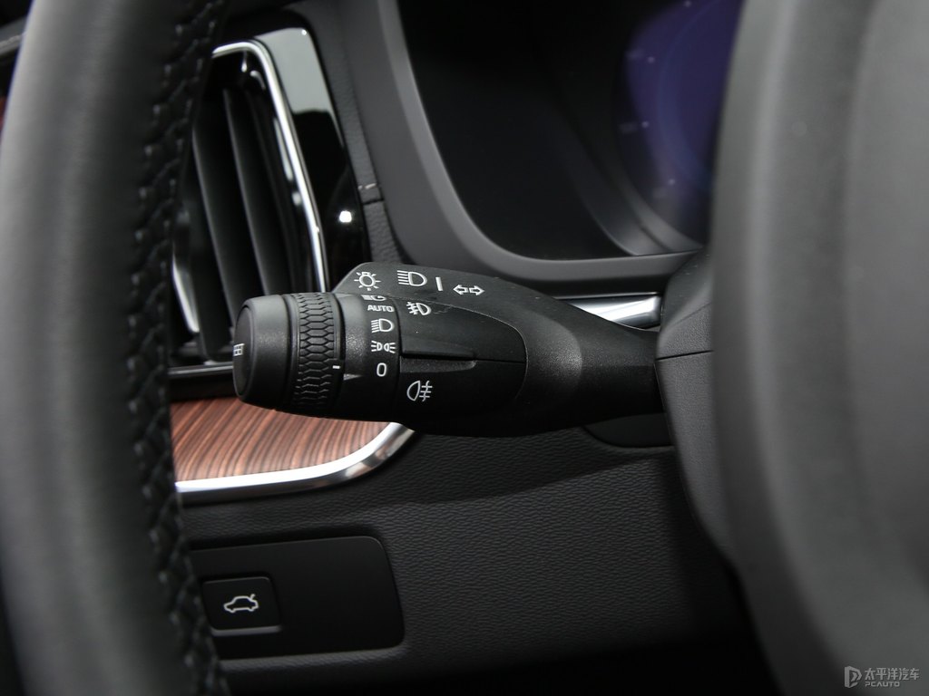 水晶白沃爾沃XC60中控內(nèi)飾圖片