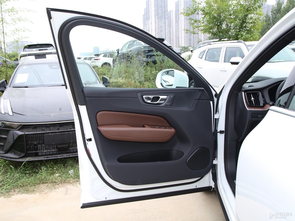 水晶白沃爾沃XC60車廂內(nèi)飾圖片