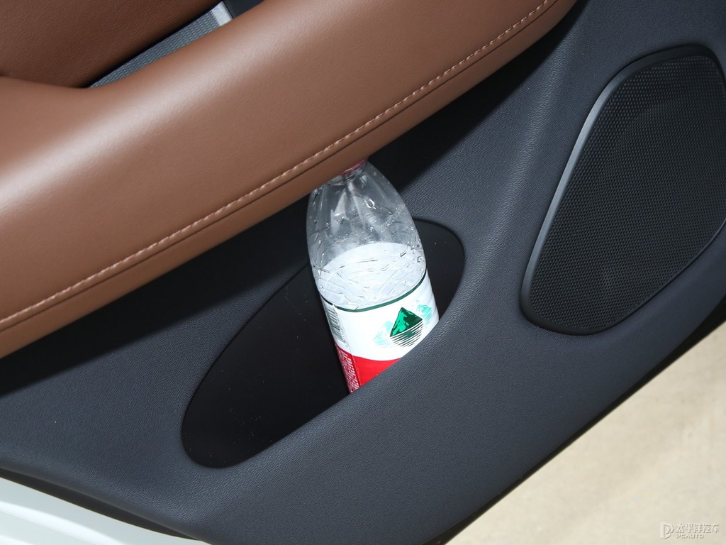水晶白沃爾沃XC60儲(chǔ)物空間空間圖片