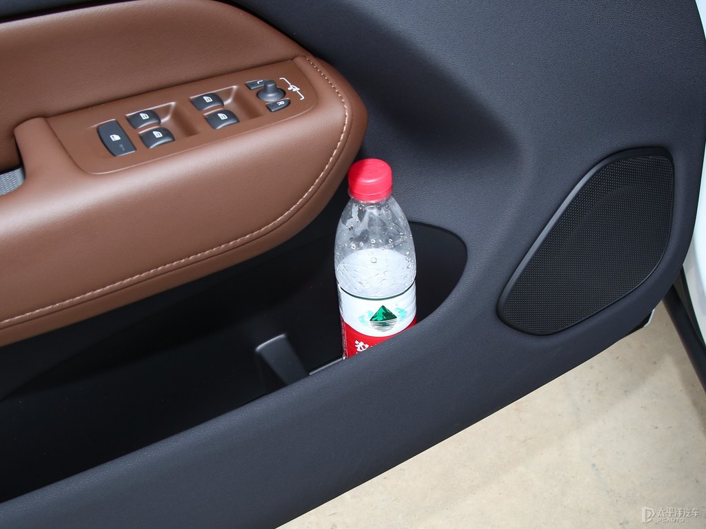 水晶白沃爾沃XC60儲(chǔ)物空間空間圖片