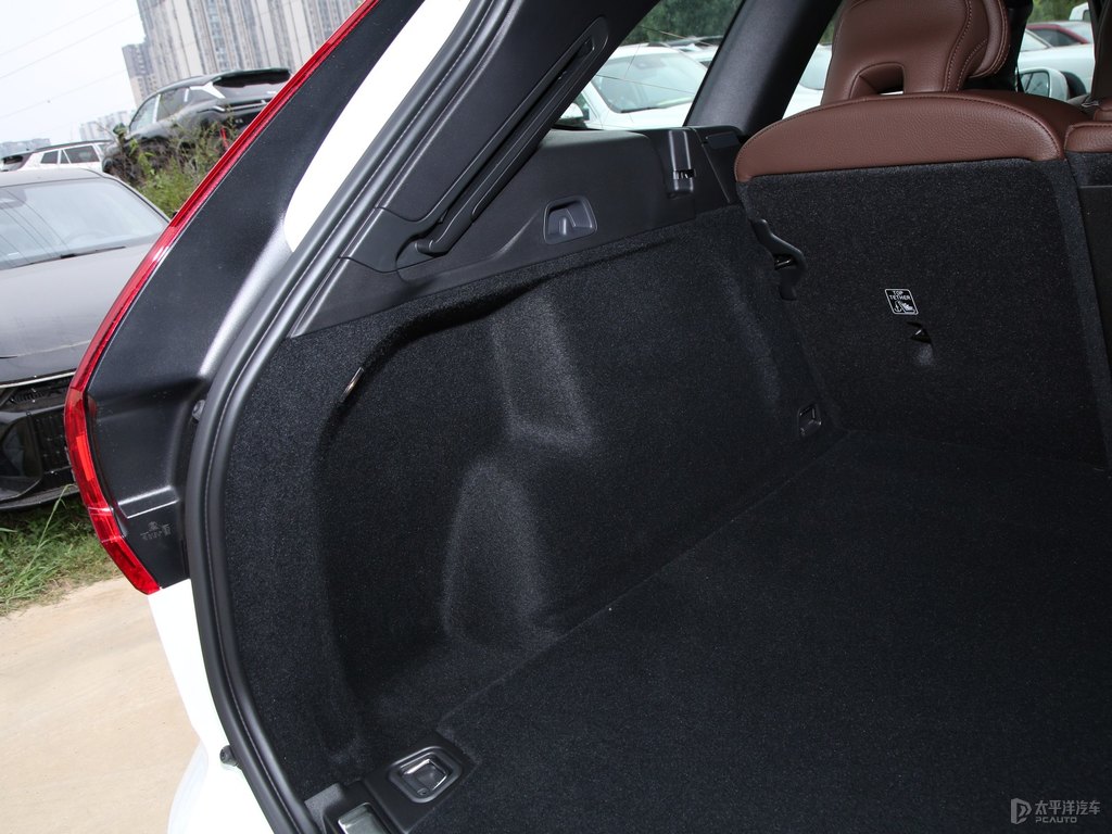 水晶白沃爾沃XC60后備廂空間圖片