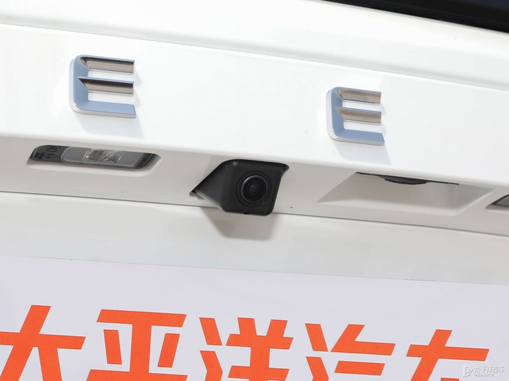 茶卡鹽白博越車尾外觀圖片
