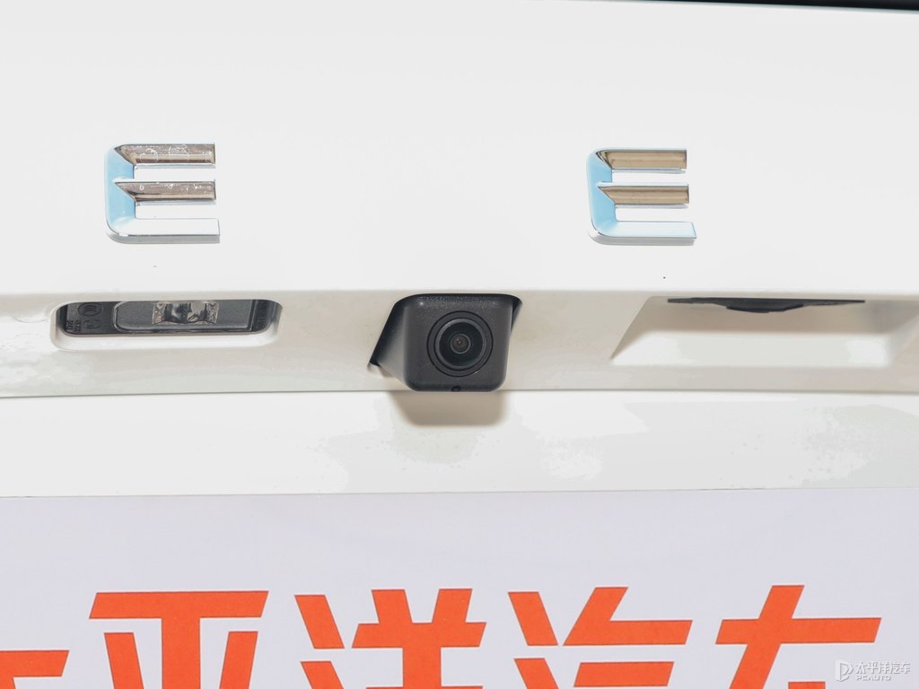 茶卡鹽白博越車尾外觀圖片