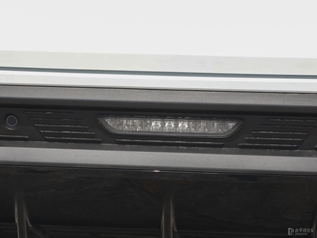 茶卡鹽白博越車尾外觀圖片