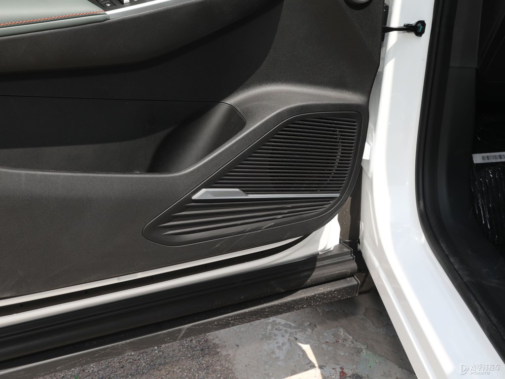 茶卡鹽白博越車廂內(nèi)飾圖片
