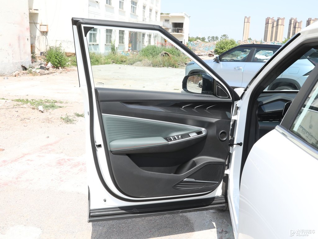 茶卡鹽白博越車廂內飾圖片