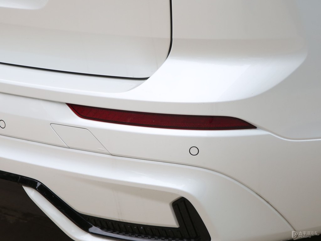 水晶白沃爾沃XC60車尾外觀圖片