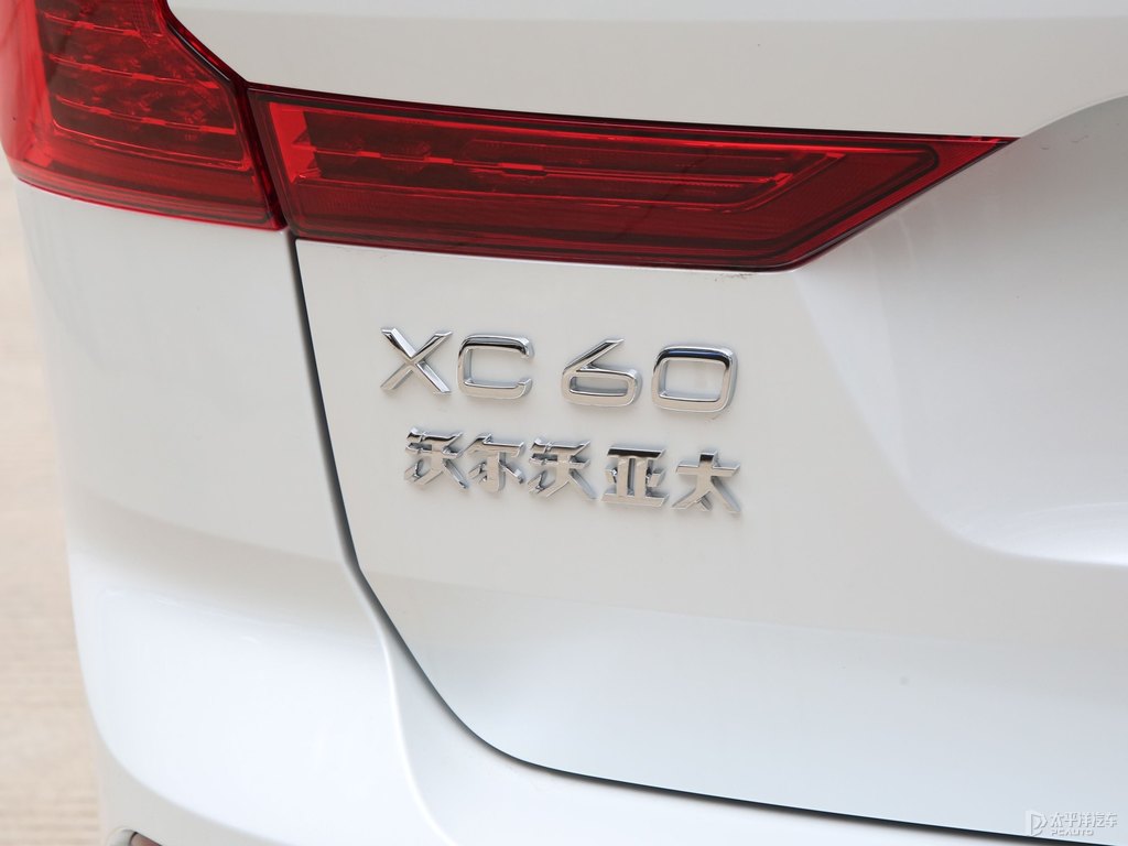 水晶白沃爾沃XC60車尾外觀圖片