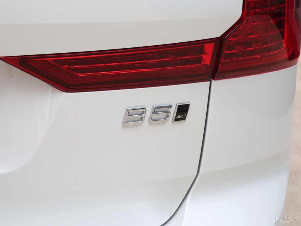 水晶白沃爾沃XC60車尾外觀圖片