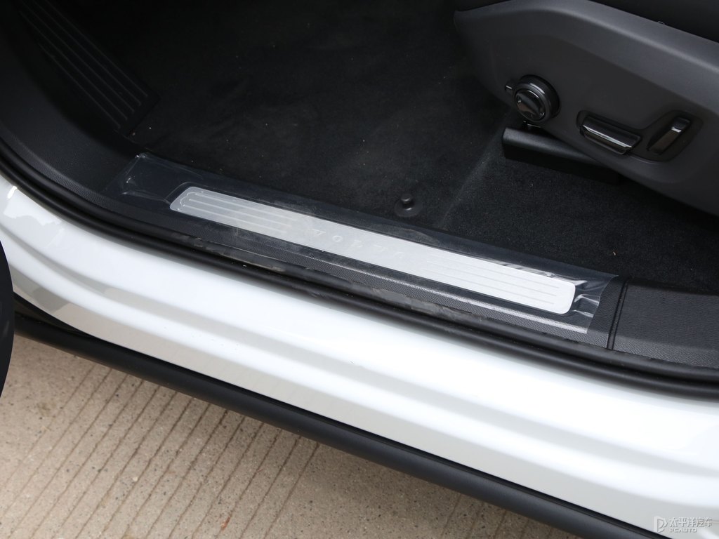 水晶白沃爾沃XC60車廂內(nèi)飾圖片