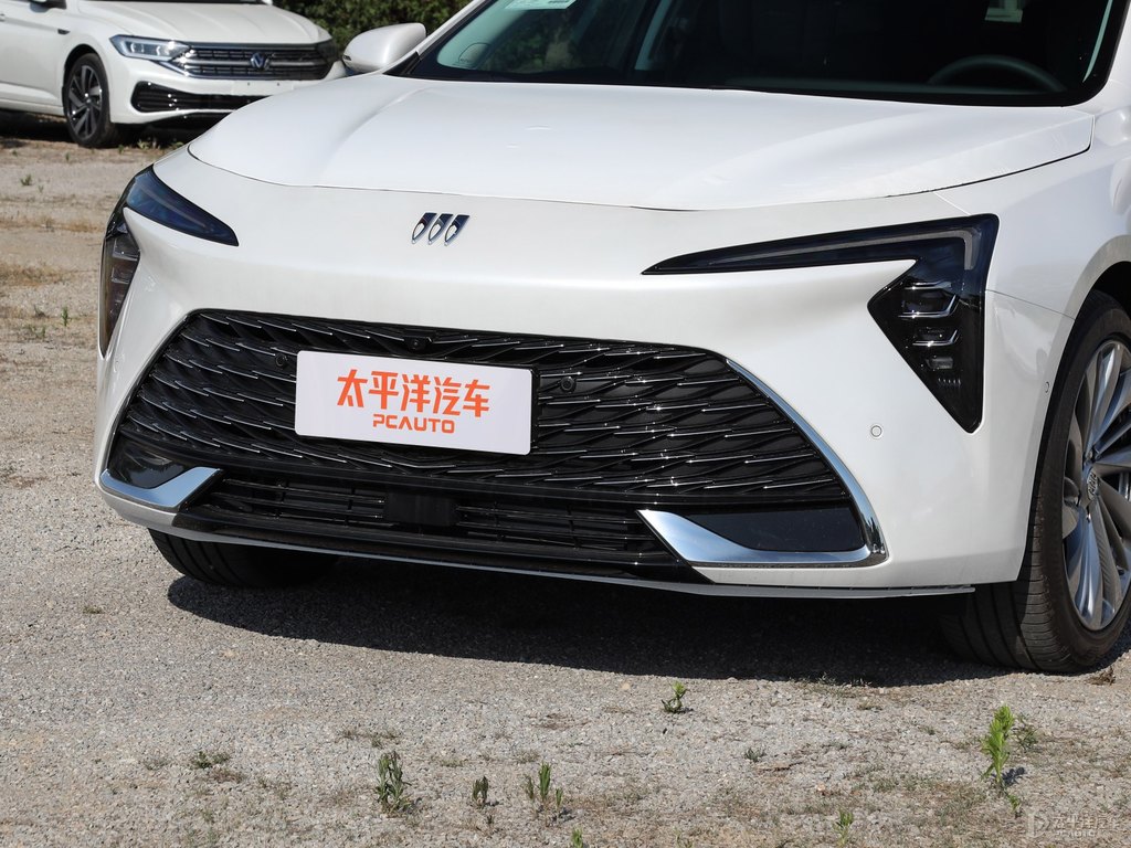 玉白君越車頭外觀圖片