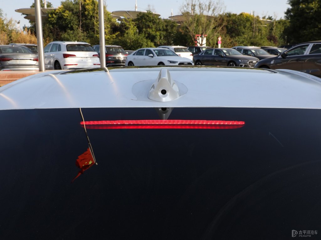 玉白君越車尾外觀圖片