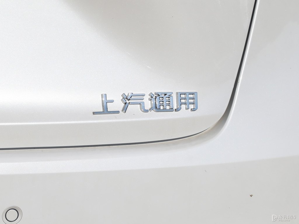 玉白君越車尾外觀圖片