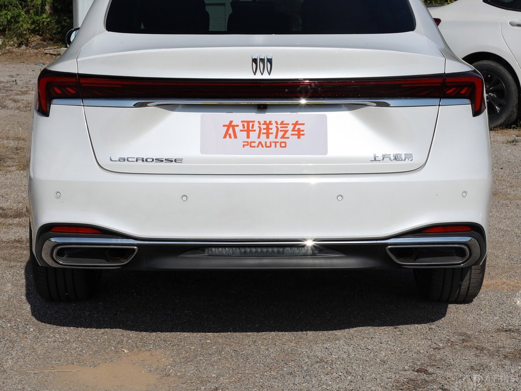 玉白君越車尾外觀圖片