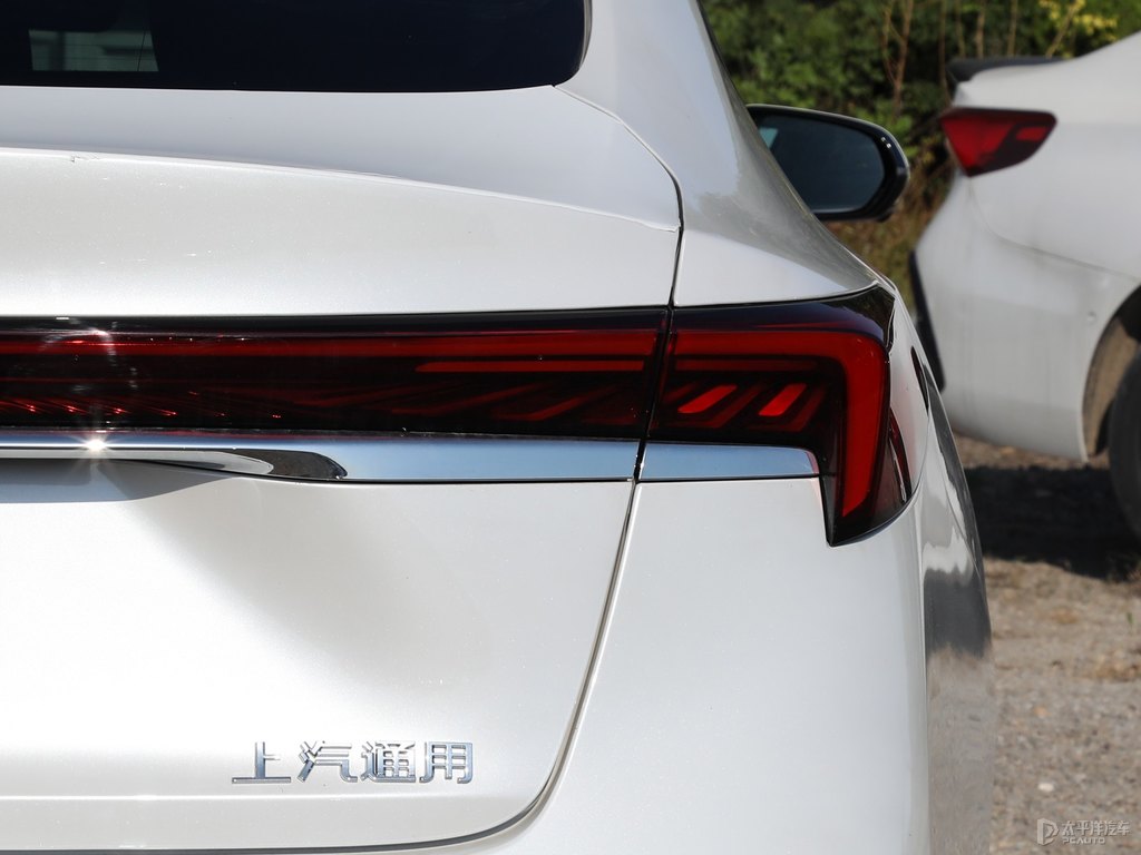 玉白君越車尾外觀圖片
