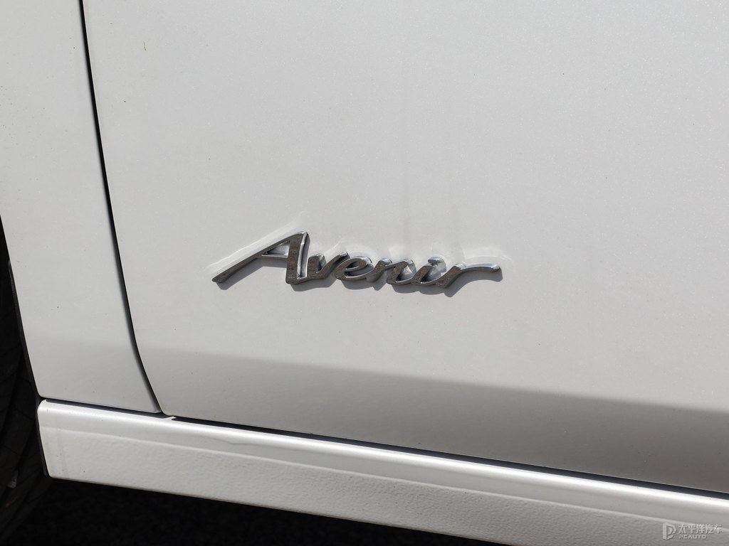 玉白君越車身外觀圖片