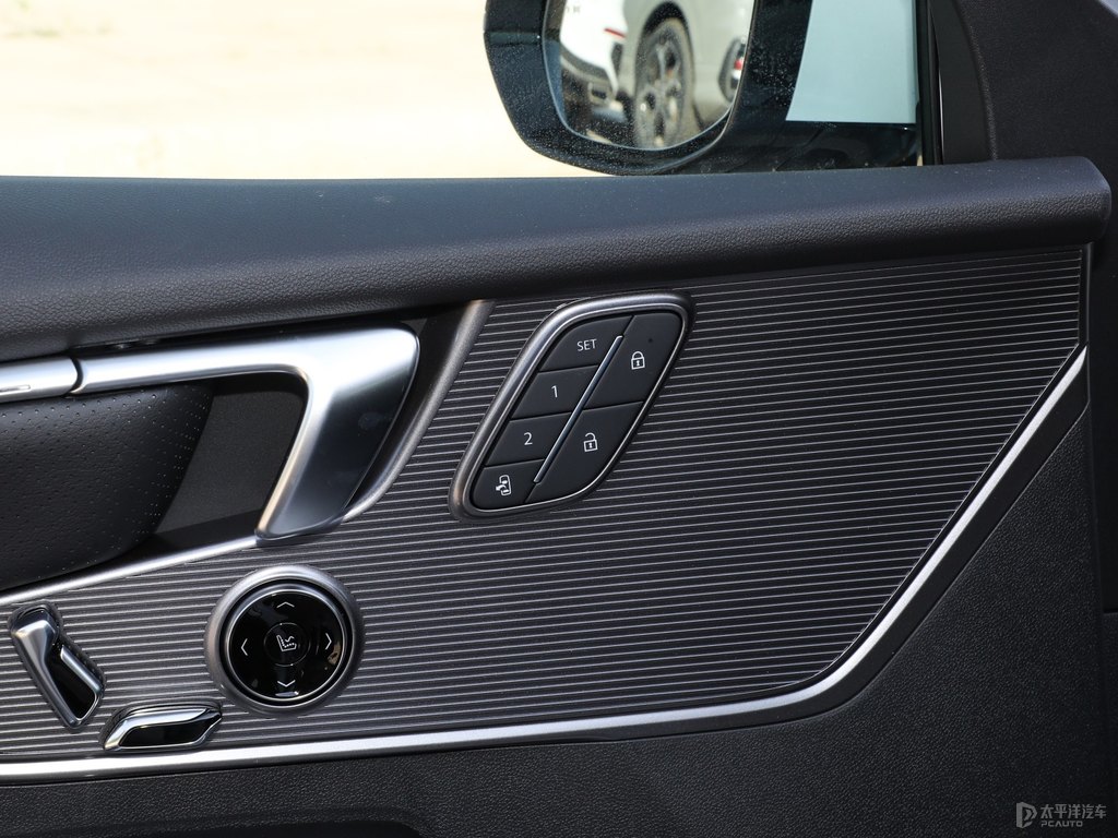 玉白君越車廂內(nèi)飾圖片