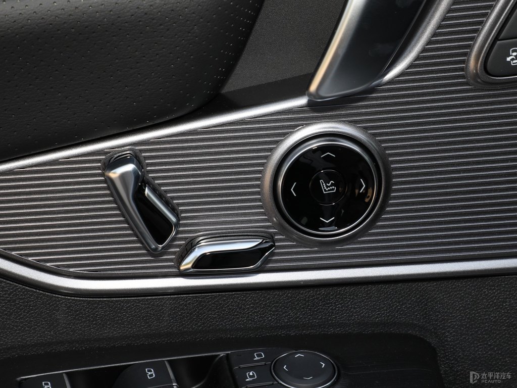 玉白君越車廂內(nèi)飾圖片