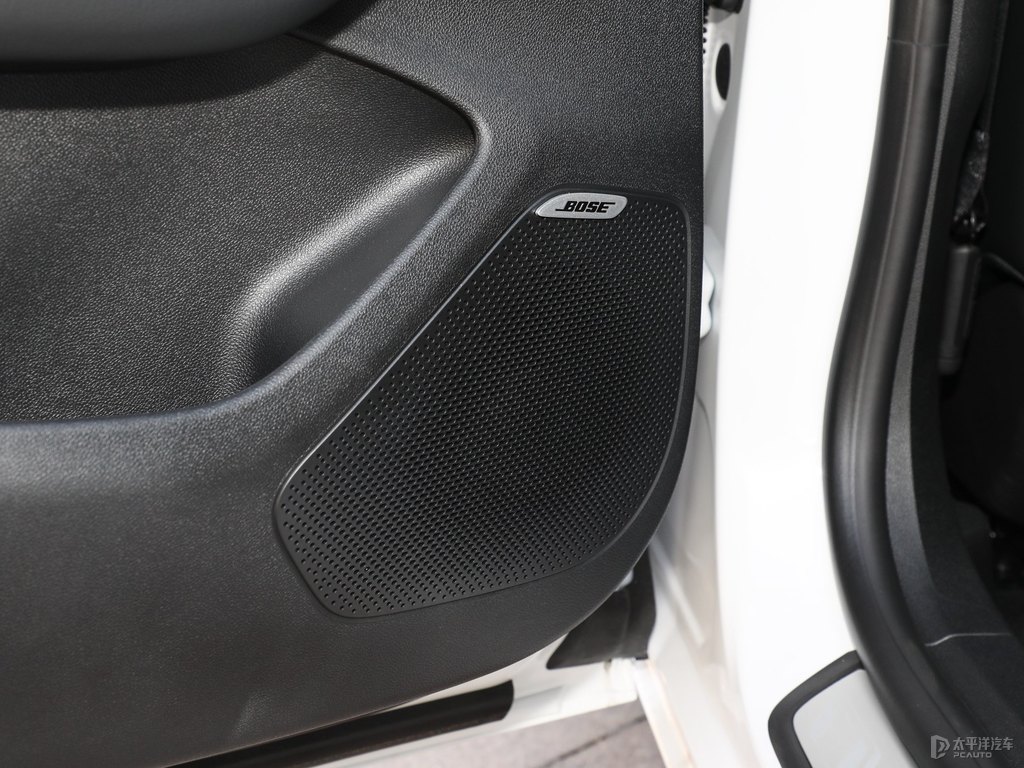 玉白君越車廂內飾圖片