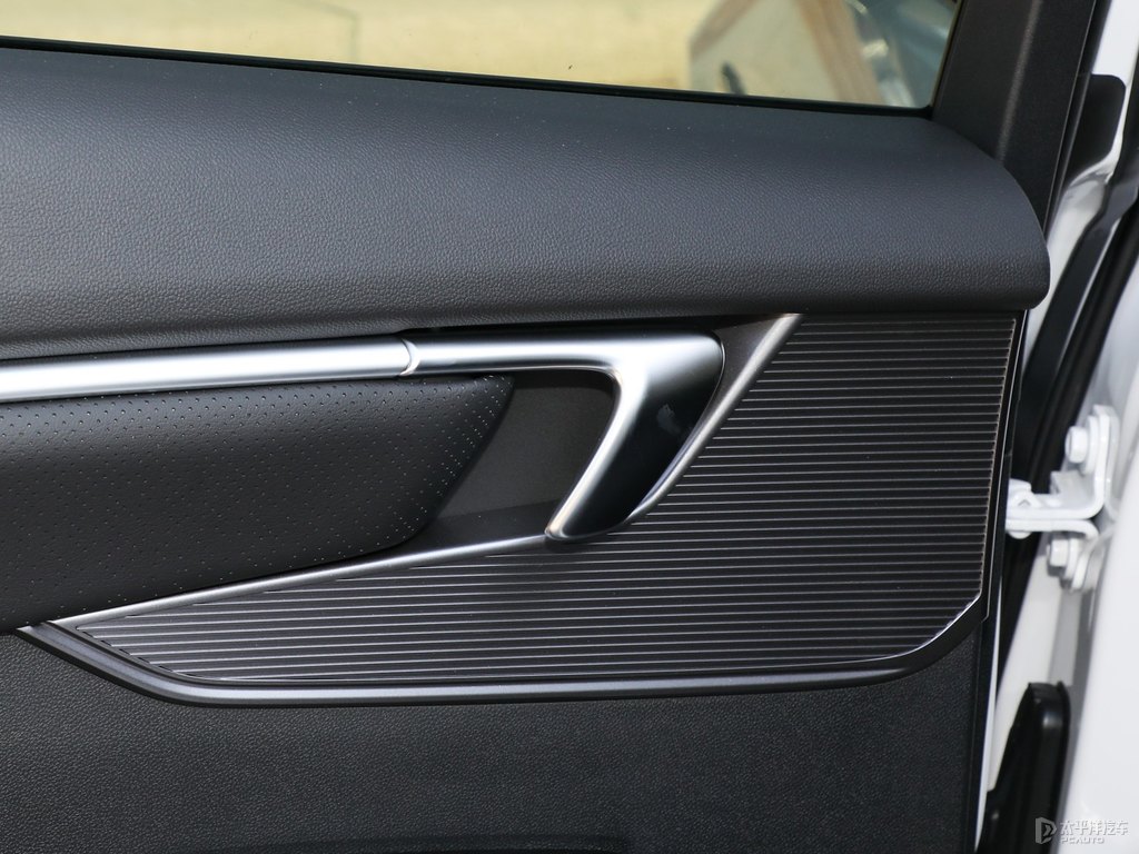 玉白君越車廂內(nèi)飾圖片