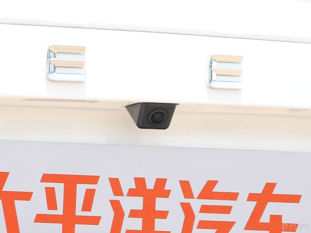 茶卡鹽白博越車尾外觀圖片