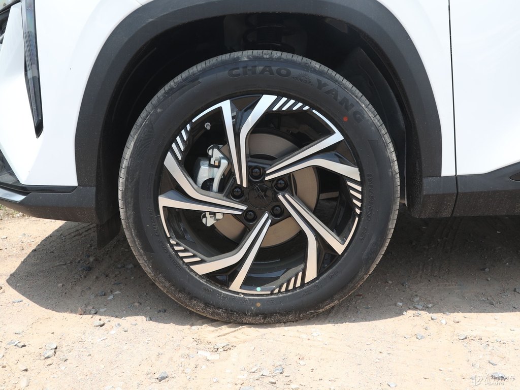 茶卡鹽白博越車身外觀圖片