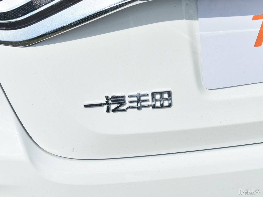 超級(jí)白色卡羅拉車尾外觀圖片