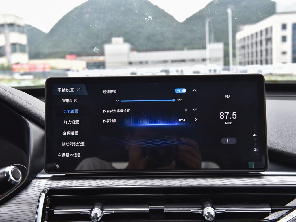 珍珠白瑞虎8中控內(nèi)飾圖片