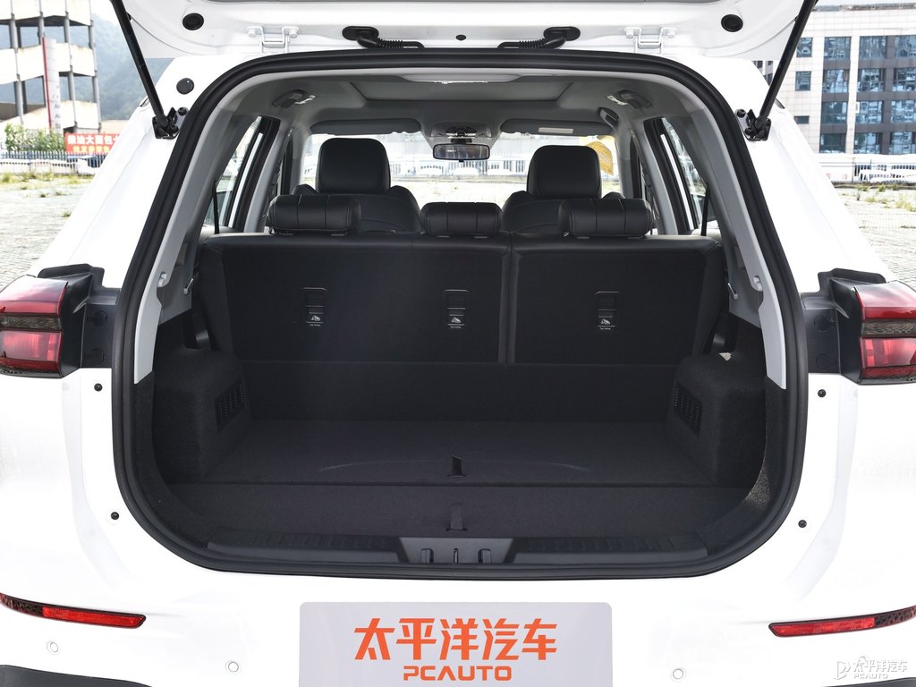 珍珠白瑞虎8后備廂空間圖片