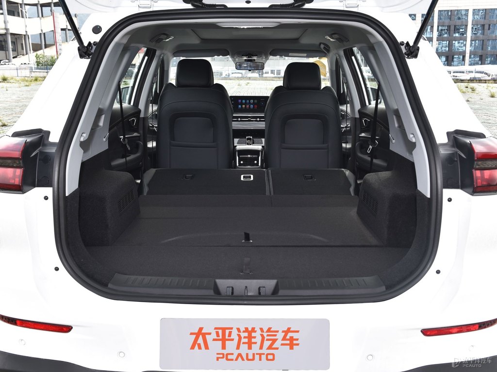 珍珠白瑞虎8后備廂空間圖片