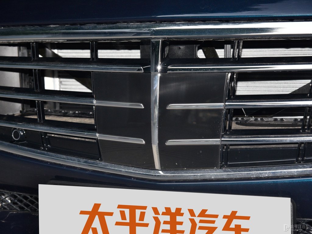松石綠色奔馳C級車頭外觀圖片
