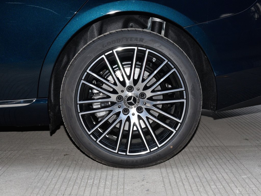松石綠色奔馳C級(jí)車身外觀圖片