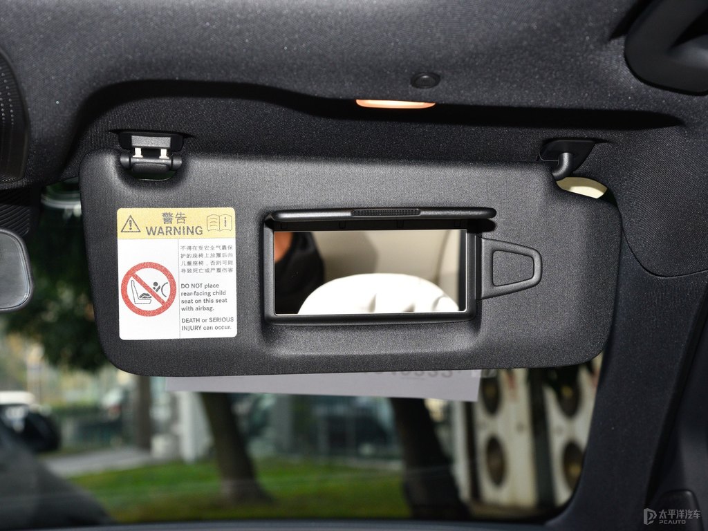 松石綠色奔馳C級車廂內(nèi)飾圖片