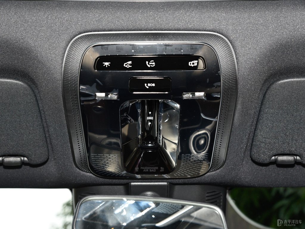 松石綠色奔馳C級(jí)車廂內(nèi)飾圖片