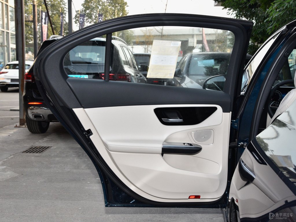 松石綠色奔馳C級車廂內(nèi)飾圖片