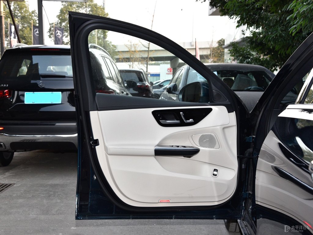 松石綠色奔馳C級車廂內(nèi)飾圖片