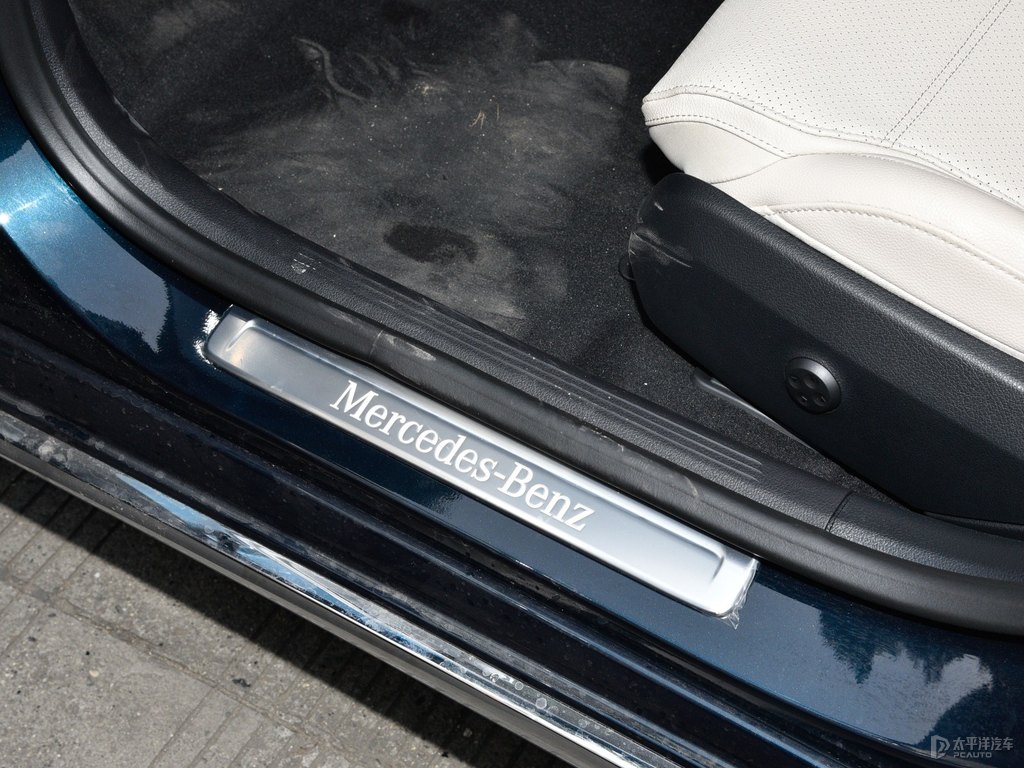 松石綠色奔馳C級(jí)車廂內(nèi)飾圖片
