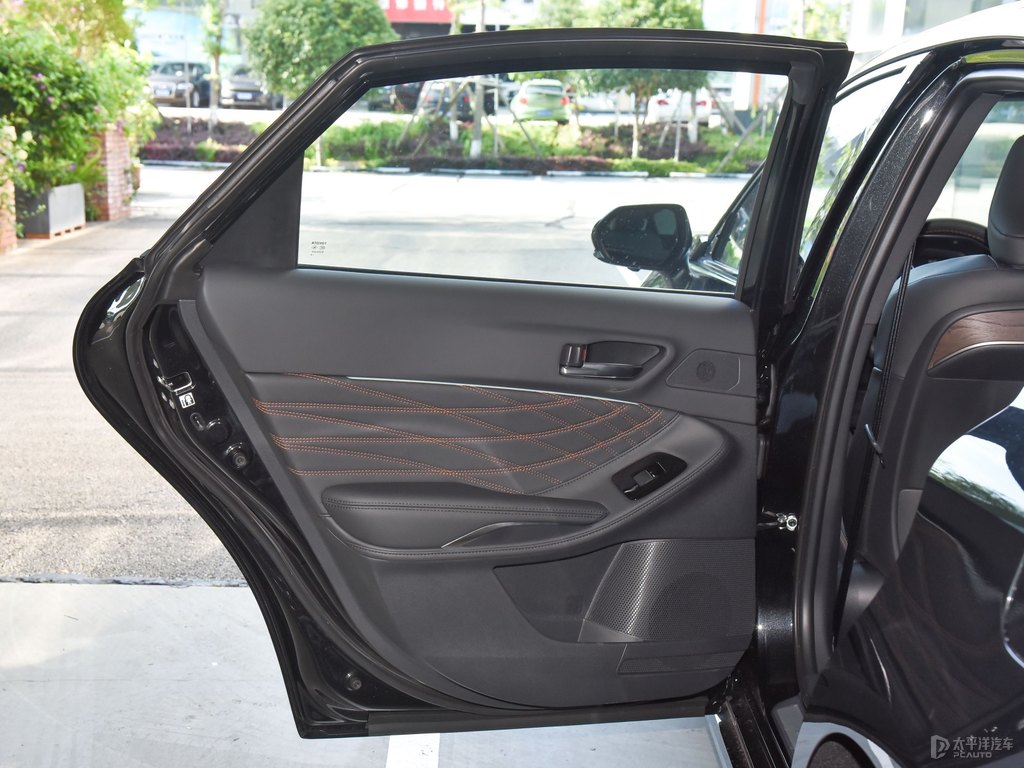 墨淵黑亞洲龍車廂內(nèi)飾圖片
