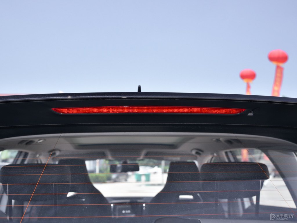 時尚白柯米克車尾外觀圖片