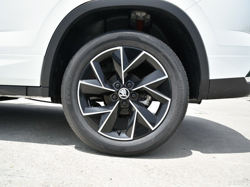 時(shí)尚白柯米克車身外觀圖片
