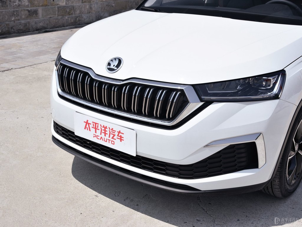 時(shí)尚白柯米克車(chē)頭外觀圖片