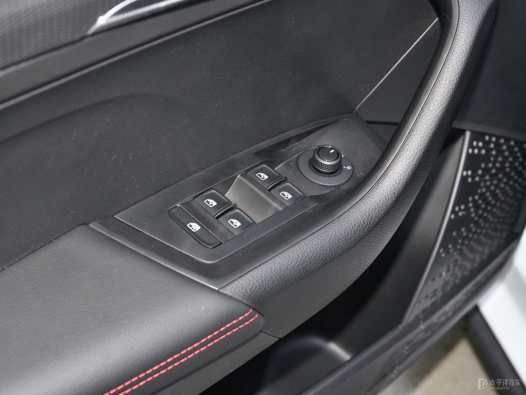 時尚白柯米克車廂內(nèi)飾圖片