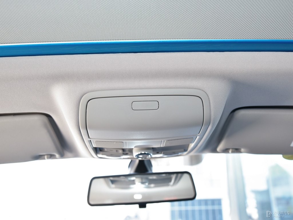 時尚白柯米克車廂內(nèi)飾圖片