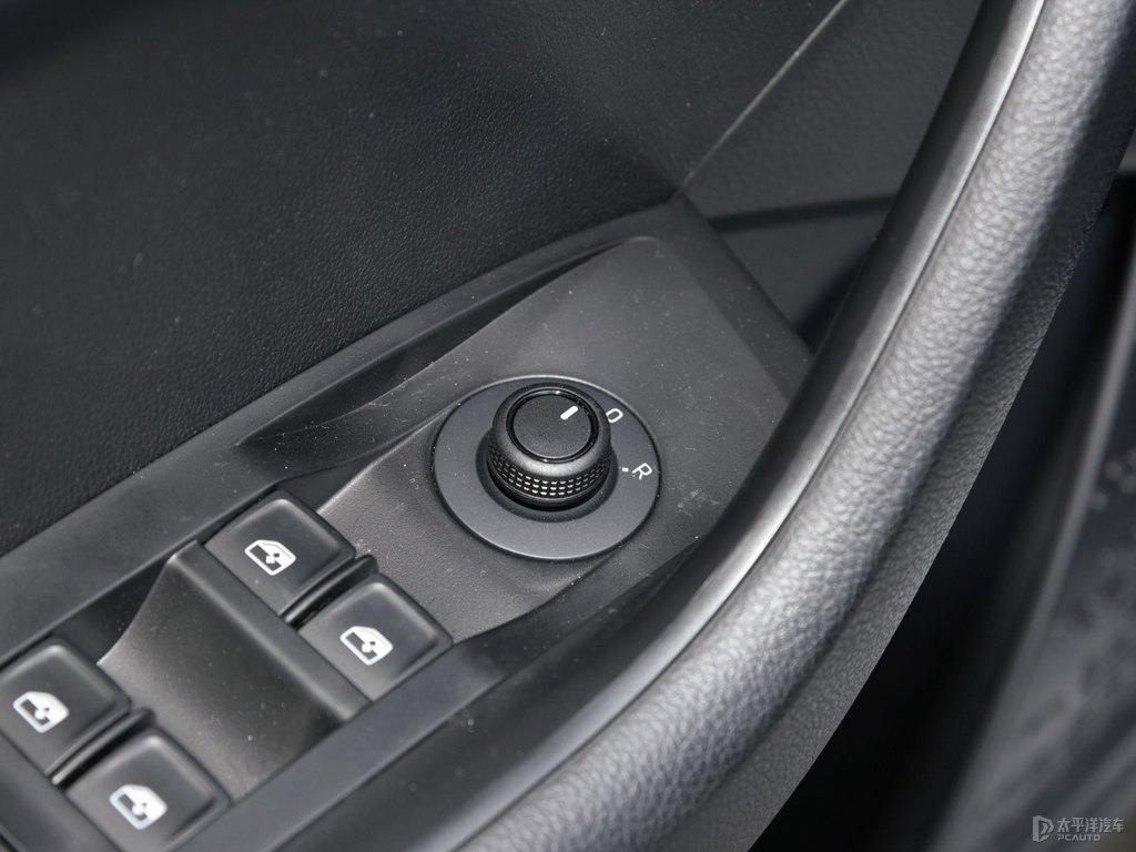 時尚白柯米克車廂內(nèi)飾圖片