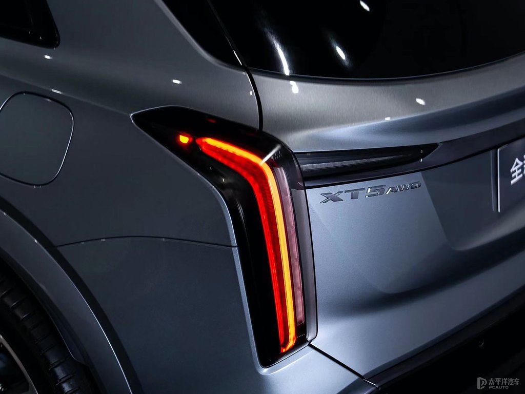 曼哈頓灰凱迪拉克XT5車尾外觀圖片