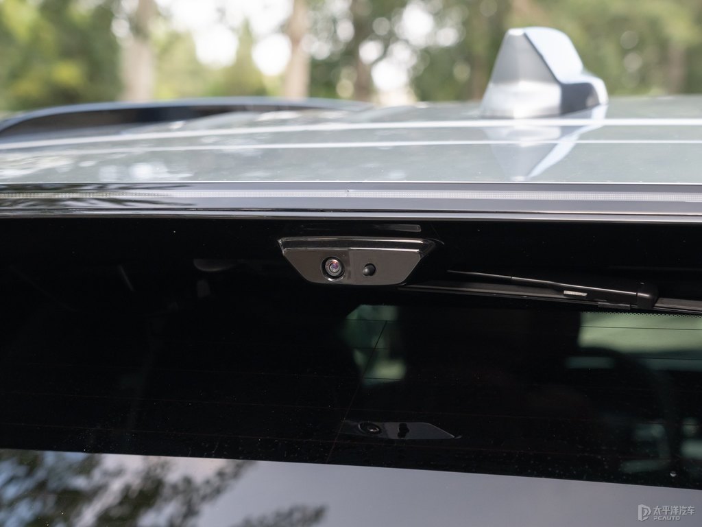 曼哈頓灰凱迪拉克XT5車尾外觀圖片