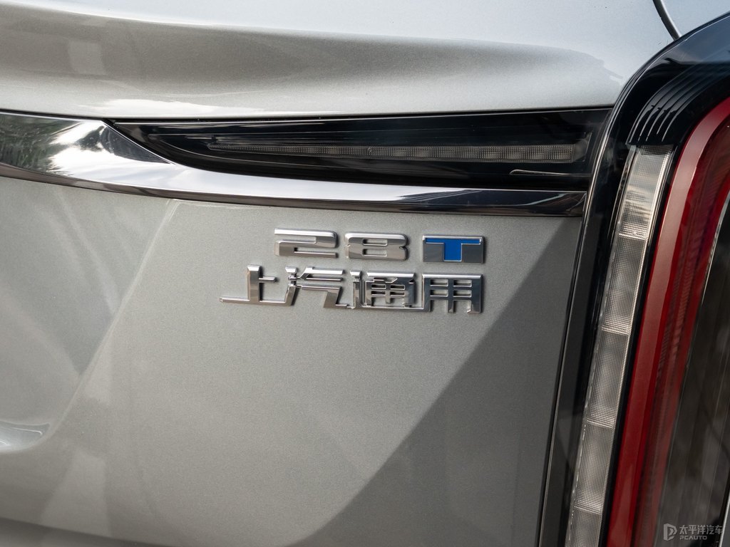 曼哈頓灰凱迪拉克XT5車尾外觀圖片