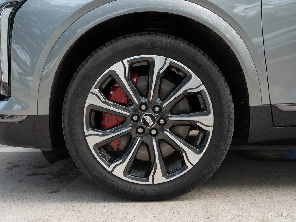 曼哈頓灰凱迪拉克XT5車(chē)身外觀(guān)圖片